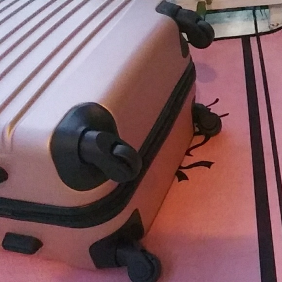 3 Piece Luggage Hardside, Spinner W/ code Lock. - Picture 6 of 7